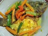 Ikan mujair dan telor ceplok pesmol acar kuning