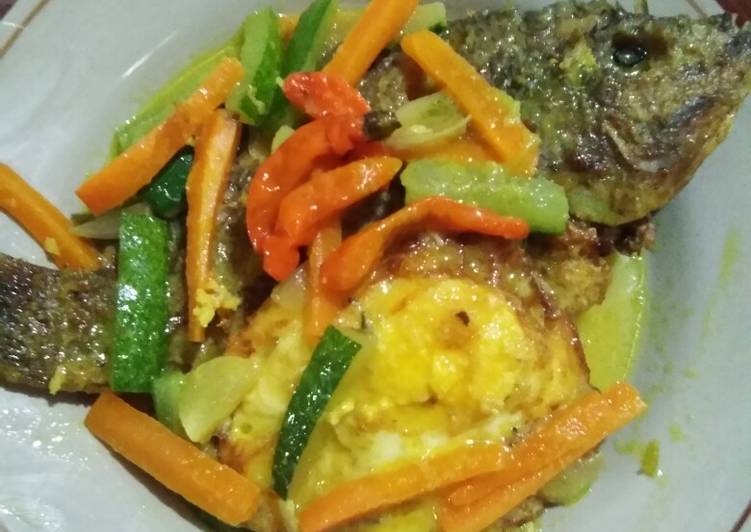 Ikan mujair dan telor ceplok pesmol acar kuning