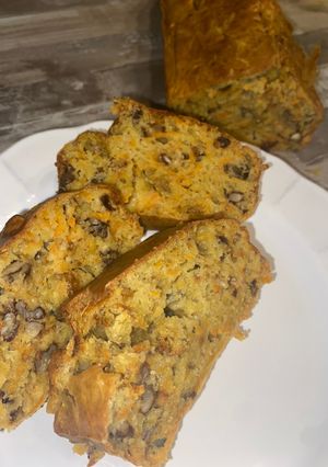 Une photo de Cake aux carottes, roquefort et noix 🥕🧀🌰