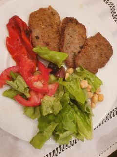 Una foto de Milanesas de peceto con ensalada verde