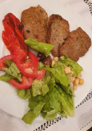 Una foto de Milanesas de peceto con ensalada verde