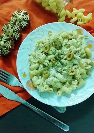 A picture of White sauce pasta.