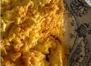 Foto de Ovos mexidos com curcuma e cream cheese
