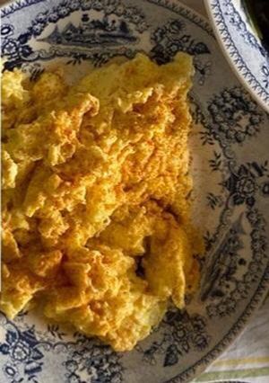 Foto de Ovos mexidos com curcuma e cream cheese