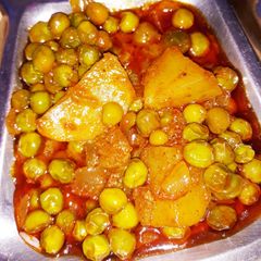 A picture of Aaloo matar.