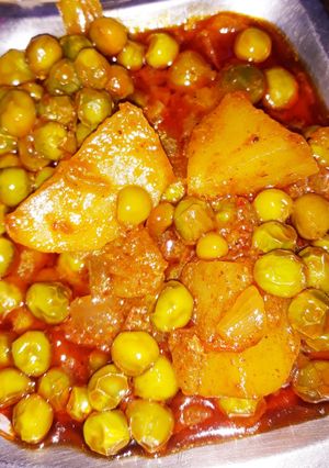 A picture of Aaloo matar.