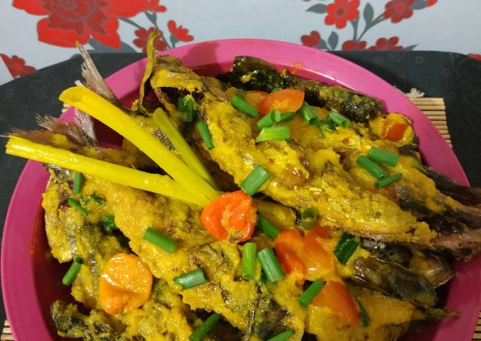 Resep Ikan Kembung Bumbu Kuning Oleh Wuri Nurcholidia - Cookpad