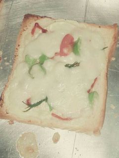 صورة لوصفة بيتزا بعيش التوست (عشاء سهل و لذيذ)