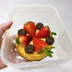 A picture of Mimi's Cheesecake with Oreo Base.