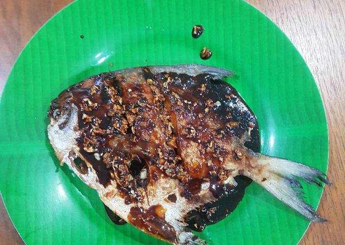 Resep Bawal putih goreng bumbu kecap bawang putih, Enak