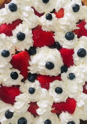 Una foto de TARTA🥮CON POSTRE DE 🍫CHOCOLATE🍫 🍓FRUTILLAS🍓 Y CREMA🤩🍫🍓🍫🫐😋