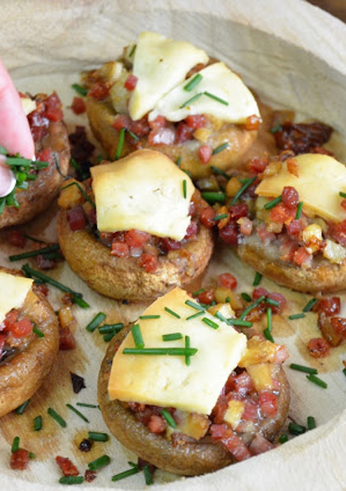 Una foto de Champiñones rellenos de jamón serrano y queso añejo (sin lactosa)