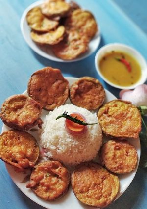 A picture of Eggplant fritters/Begun bhaja.