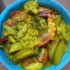A picture of ফুলকপি আলু চিংড়ি(foolkopi aloo chingri recipe in Bengali).