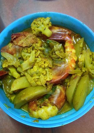 ফুলকপি আলু চিংড়ি(foolkopi aloo chingri recipe in Bengali) রেসিপির প্রধান ছবি