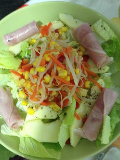 Una foto de Ensalada mediterránea con manzana y rollitos de jamón york