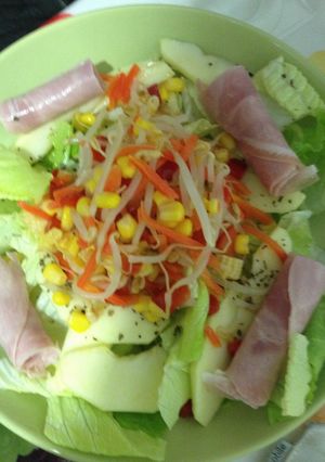 Una foto de Ensalada mediterránea con manzana y rollitos de jamón york