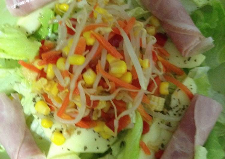 Ensalada mediterránea con manzana y rollitos de jamón york