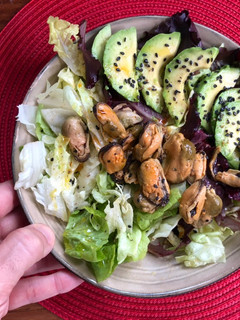Una foto de Ensalada de mejillones con aguacate
