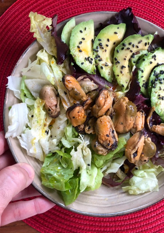 Una foto de Ensalada de mejillones con aguacate