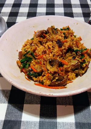 Una foto de Cous-cous con champiñones y verduras salteados en wok