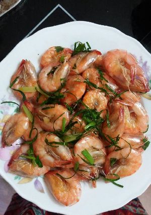 Hình của món Tôm rang lá chanh.