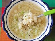 Una foto de pollo cerdo pozole