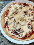 Pizza de atún con pota de calamar y salsa de yogurt