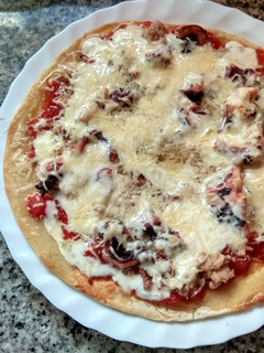 Una foto de Pizza de atún con pota de calamar y salsa de yogurt