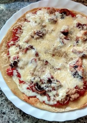 Una foto de Pizza de atún con pota de calamar y salsa de yogurt