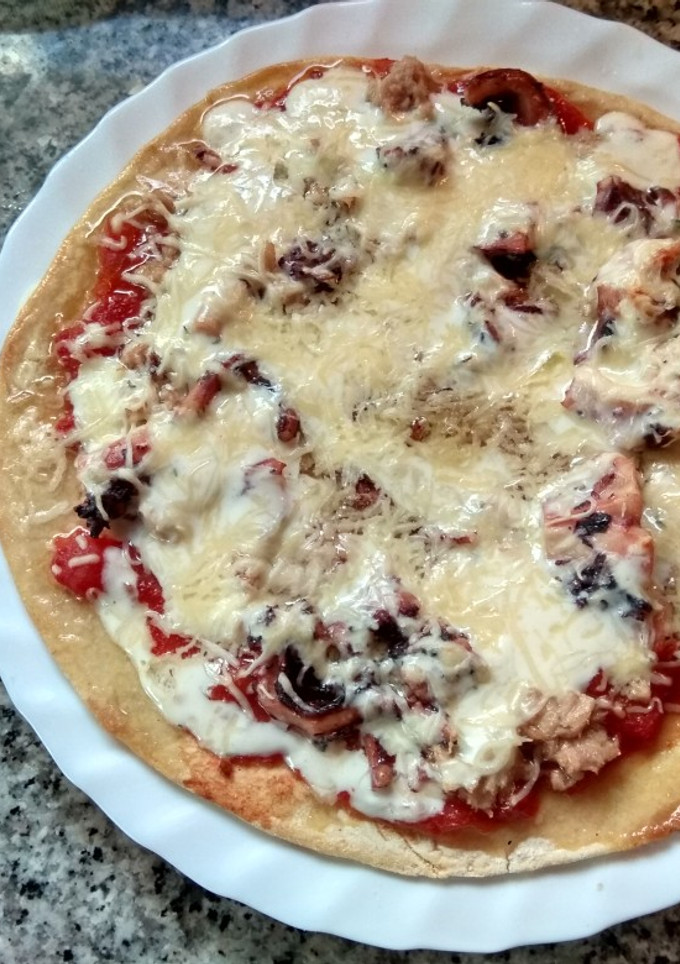 Una foto de Pizza de atún con pota de calamar y salsa de yogurt