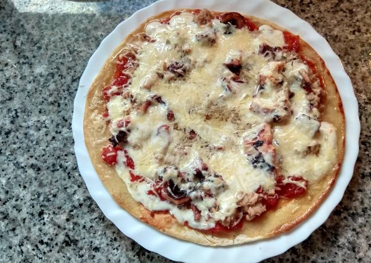 Pizza de atún con pota de calamar y salsa de yogurt