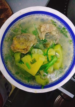 Hình của món Canh gà nấu với khóm và khổ qua.