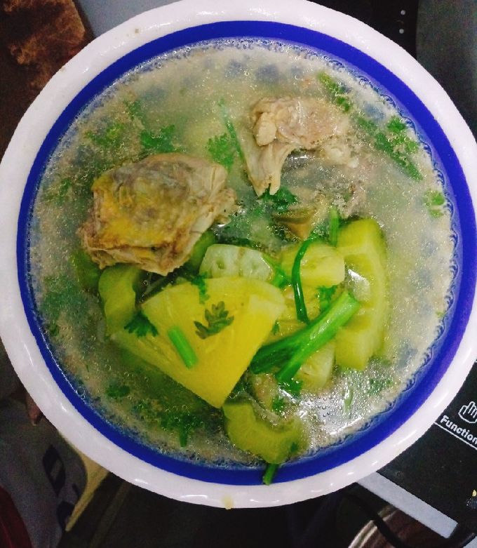 Hình của món Canh gà nấu với khóm và khổ qua.