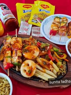 शेजवान पनीर मैगी सिजलर (schezwan paneer maggi sizzler recipe in Hindi) रेसिपी मुख्य फोटो
