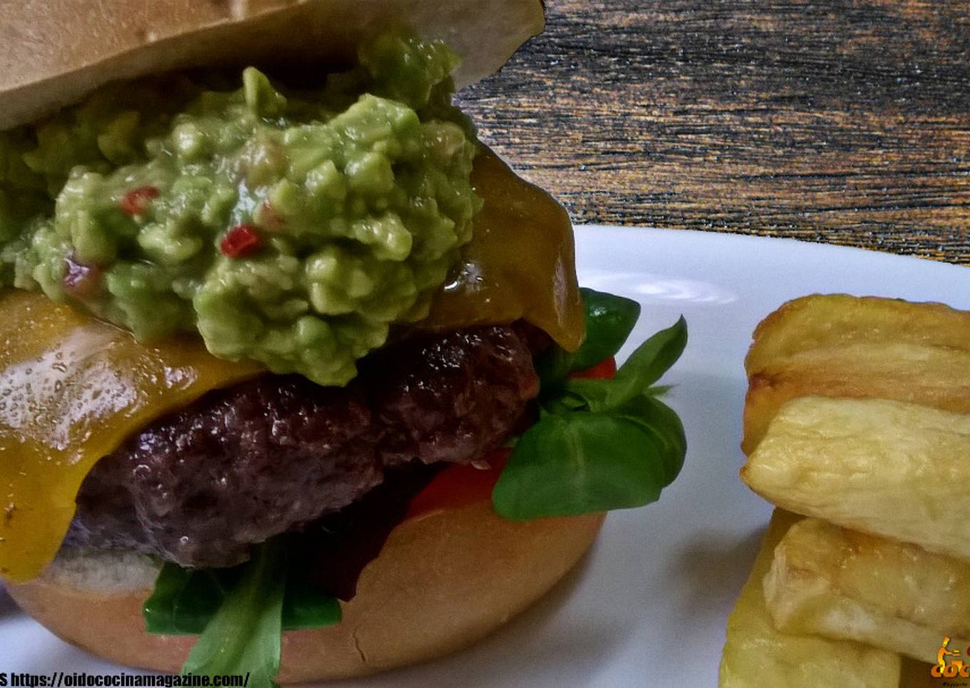 Hamburguesa de ternera con guacamole, queso cheddar, y vegetales