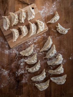 Una foto de Gyozas rellenas de carne picada