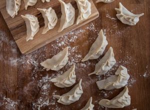 Una foto de Gyozas rellenas de carne picada