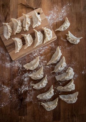 Una foto de Gyozas rellenas de carne picada