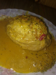 Una foto de Pechugas rellenas de verduras con salsa de mostaza