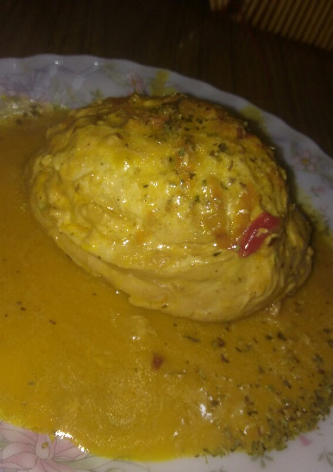 Una foto de Pechugas rellenas de verduras con salsa de mostaza
