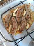 Biała kiełbasa pieczona z cebulą
