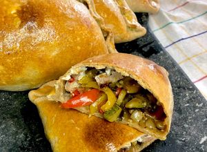 Una foto de Empanadas integrales al horno (verduras y atún fresco)