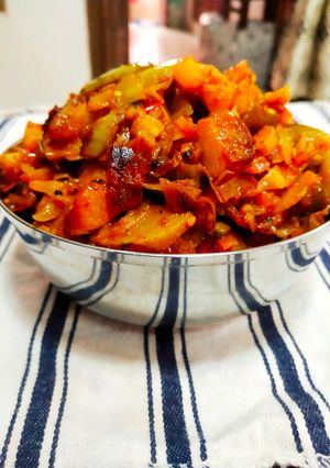 लेकुरवाळी भाजी (mix bhaji recipe in marathi) रेसिपी चे मुख्य फोटो 
