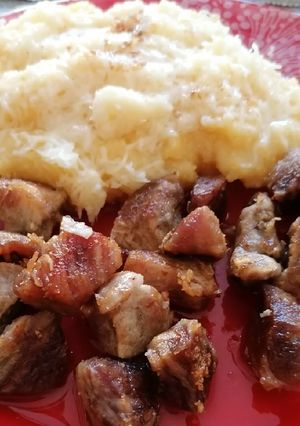 O poză a rețetei Tochitură de porc cu mămăligă și cașcaval.