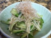 A picture of enoki mushrooms