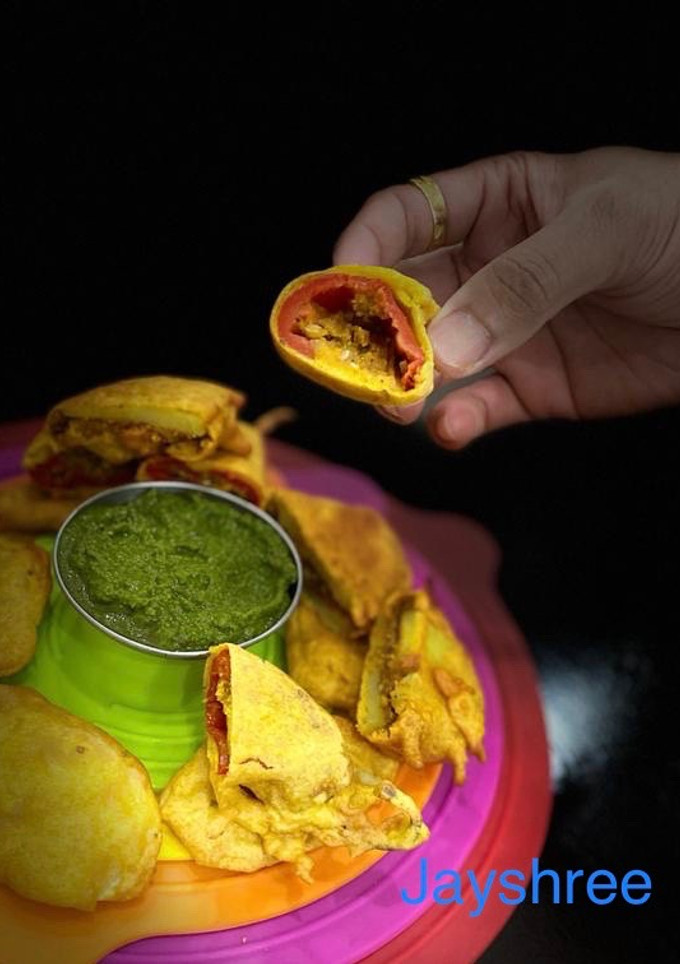 સૌરાષ્ટ્રના મરચાંના ભજીયા(marcha na bhajiya recipe in gujarati) રેસીપી મુખ્ય ફોટો