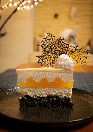 Gyömbéres-Narancsos Fehér csokitorta fekete szezámmal recept fotója