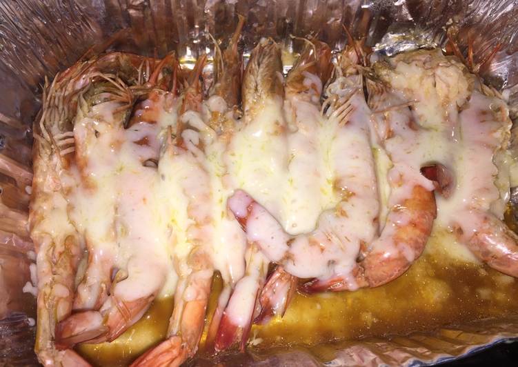 How to Prepare Homemade Cheesy Shrimps