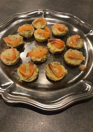 Une photo de Petites bouchées avocat saumon